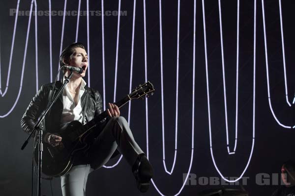 ARCTIC MONKEYS - 2014-08-22 - SAINT CLOUD - Domaine National - Grande Scene - 